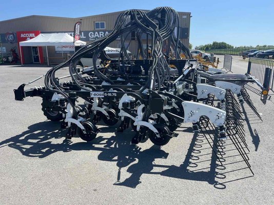  Semoir en ligne mécanique Agrisem T-BOSS PORTE REPLIABLE 6M 32 DENTS