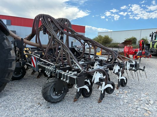  Semoir en ligne mécanique Agrisem T-BOSS PORTE REPLIABLE 6M 32 DENTS