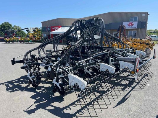  Semoir en ligne mécanique Agrisem T-BOSS PORTE REPLIABLE 6M 32 DENTS