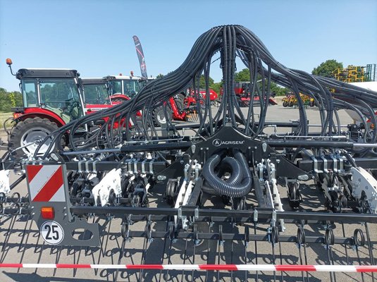  Semoir en ligne mécanique Agrisem T-BOSS PORTE REPLIABLE 6M 32 DENTS