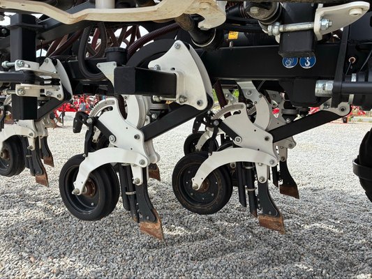  Semoir en ligne mécanique Agrisem T-BOSS PORTE REPLIABLE 6M 32 DENTS