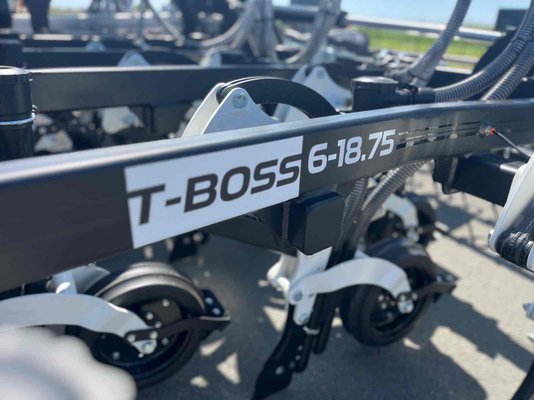  Semoir en ligne mécanique Agrisem T-BOSS PORTE REPLIABLE 6M 32 DENTS
