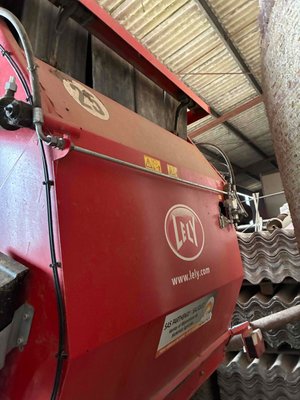 Presse à balles rondes Lely-Welger RP 180 VXTRA