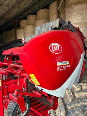 Presse à balles rondes Lely-Welger RP 180 VXTRA