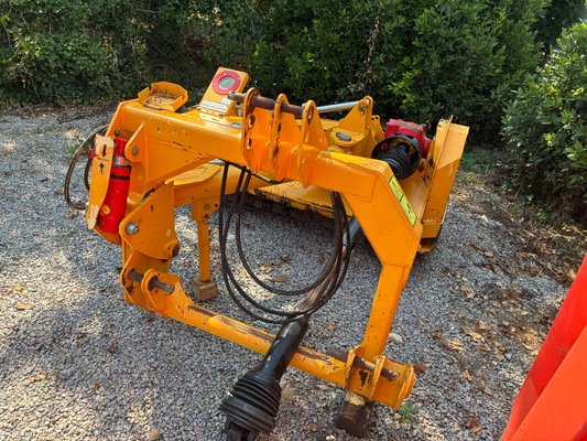 Broyeur d'accotement et déporté Gyrax RFE2000