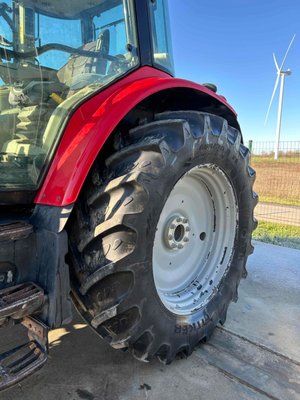 Tracteur agricole Massey Ferguson 5710