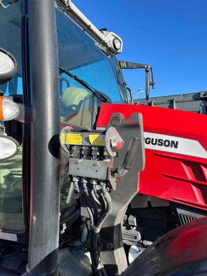 Tracteur agricole Massey Ferguson 5710