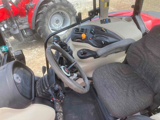 Tracteur agricole Massey Ferguson 5710