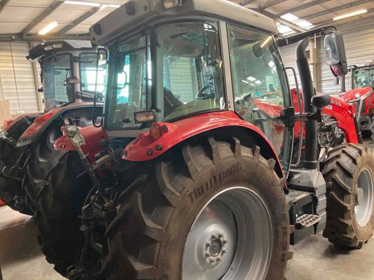 Tracteur agricole Massey Ferguson 5S.115 Dyna-4 ESSENTIEL