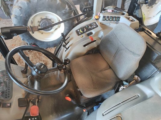 Tracteur agricole Claas NEXOS 230VL